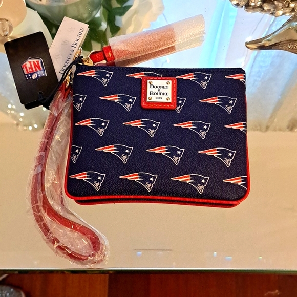 NWT NEW ENGLAND PATRIOTS DOONEY & BOURKE Wristet - Picture 1 of 3